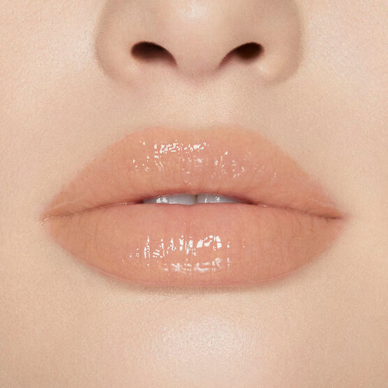 KYLIE MAKEUP PLUMPING GLOSS ON NEUTRAL